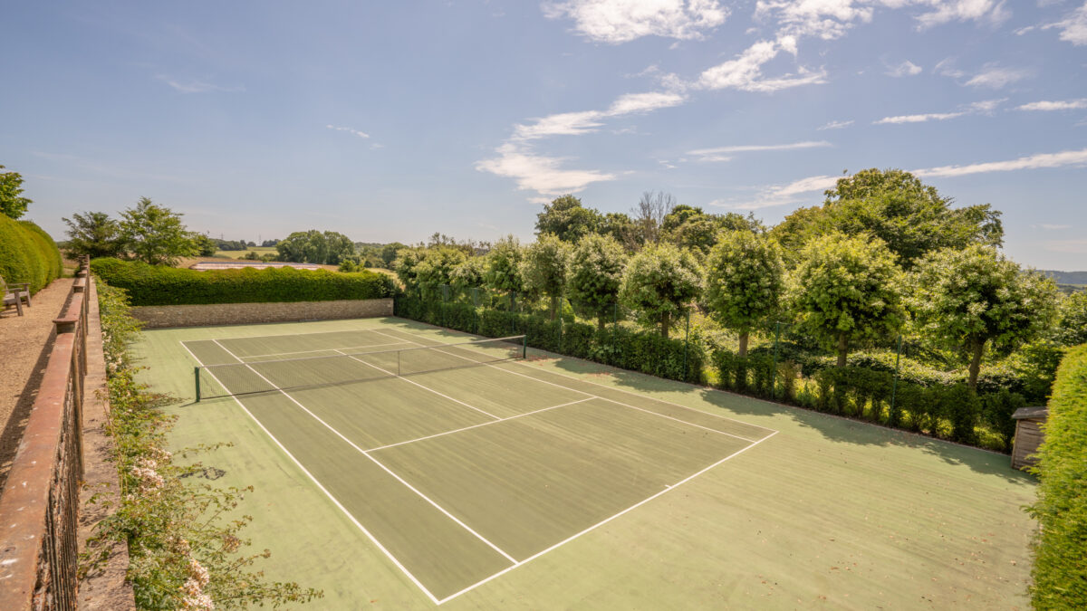 Cottages with a tennis court