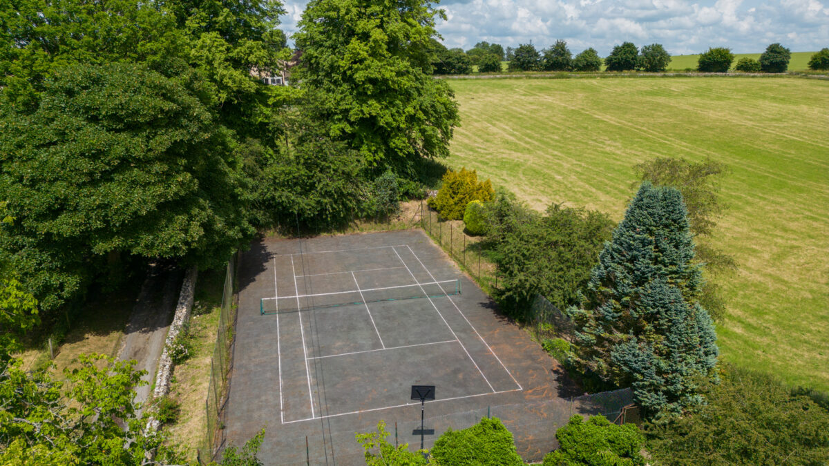 Cottages with a tennis court